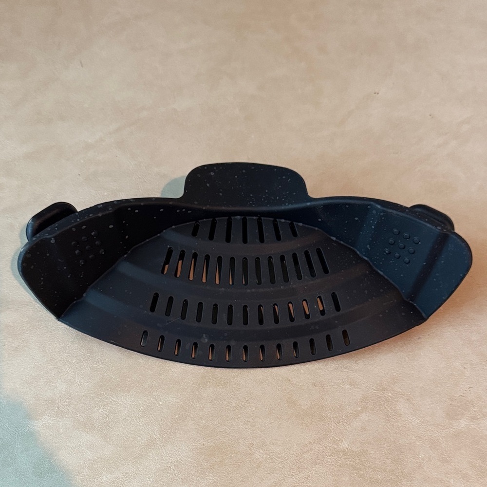 Black Clip-On Pot Strainer